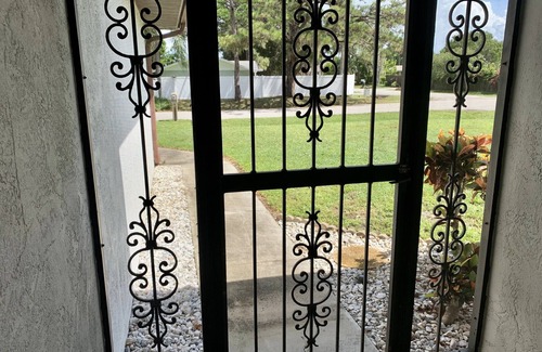 South Venice House | Close to beaches, Pool Table, Fishing equipment, golf clubs, bicycles supplied.