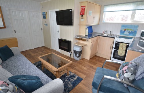Stalham Ski Chalet | Close to Broads,WIFI,heated,2 Bed,Seasonal Swimming Pool, No Pets.