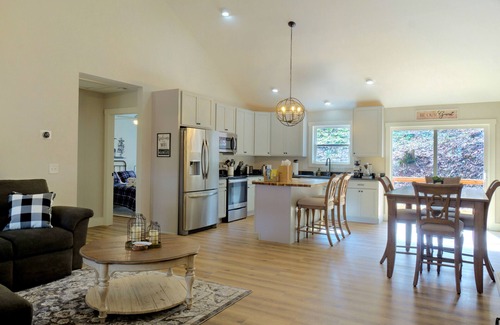 Waynesville House | Close to Downtown Waynesville with Hot Tub/Peloton/Fire Pit/WiFi