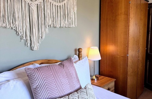 Malahide House | Close to Dublin Airport and Malahide Castle. Triple room in a pretty Guest House!
