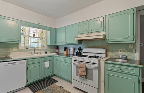 Montgomery House | Close to Everything! Breezy like Sunday Morning