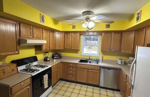 Stone Ridge House | Close to Hiking Trails-Skiing! Located In a quiet Home with Mountain View
