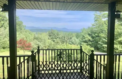 Stone Ridge House | Close to Hiking Trails-Skiing! Located In a quiet Home with Mountain View
