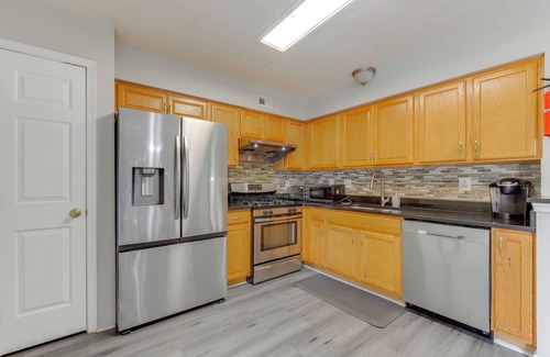 Rossville House | Close to Hospital & White Marsh! Rosedale Townhome