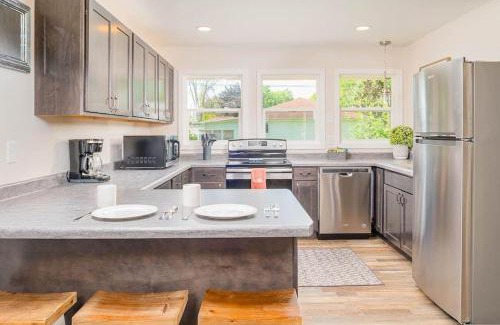 Green Bay House | Close to Lambeau 4BR Sleeps 8 Dog Friendly