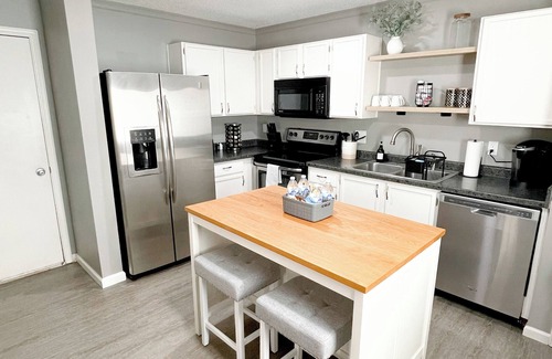 Noblesville House | Close to Mojo Up - Comfy King Beds - Water Views - Fire Pit - Outdoor Dining