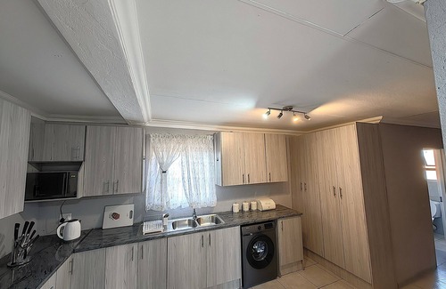 Kempton Park Apartment | Close to OR Tambo International Airport fully furnished stylish apartment.