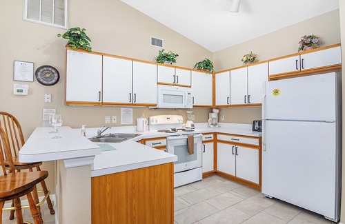 Clear Creek House | Close to parks 4bdrm/2bath Villa with Private Pool