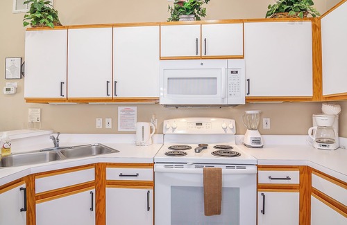 Clear Creek House | Close to parks 4bdrm/2bath Villa with Private Pool