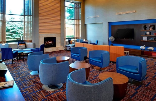 West Dundee Resort | Close to Spring Hill Mall! Indoor Pool, FREE Parking, Pet-Friendly Property!