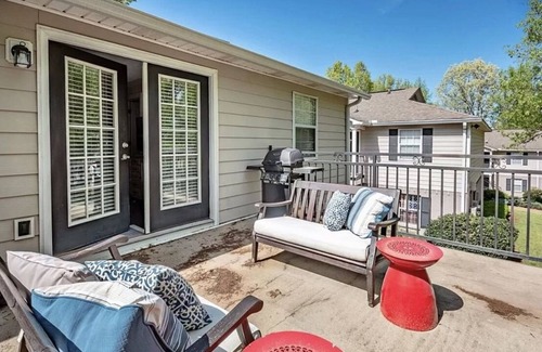 Oxford Condo | Close to the Stadiums and THE GROVE!!!