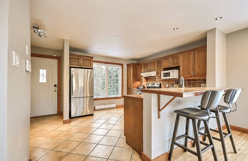 Lac-Superieur Ski Chalet | CLOSE to Tremblant’s North Side lifts, WELL LOCATED, with Hot Tub, Very Private!