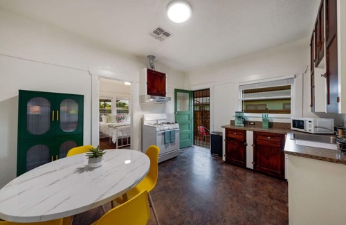 Feldman's House | Close to UofA/1 BR 1 BA/Stylish & Cozy/Porch