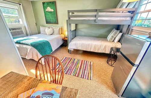Manchester Center Hotel | Cloud 9 family double sleeps 4