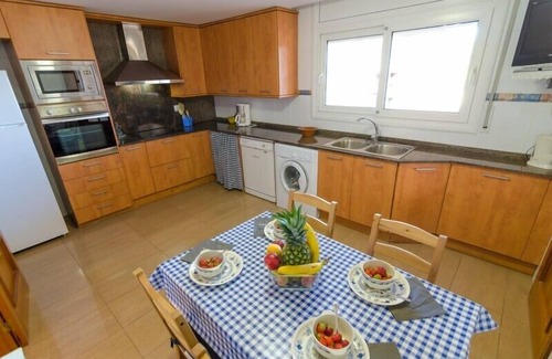 Lloret de Mar Villa | Club Villamar - Modern villa with 4 bedrooms, parking place and swing for the kids.