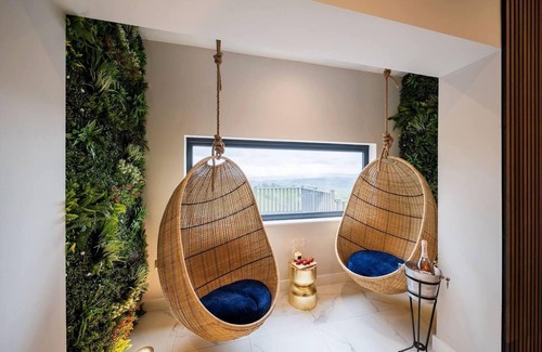 Llanbedr-dyffryn-clwyd House | Clwyd Gate Manor Pool Sauna HotTub Cave Wales