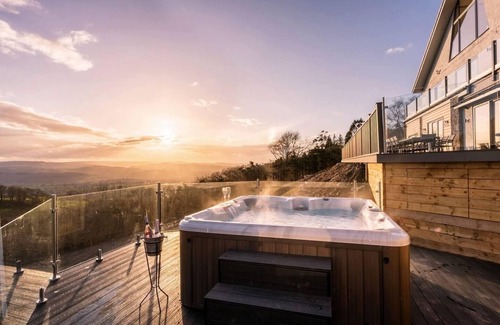 Llanbedr-dyffryn-clwyd House | Clwyd Gate Manor Pool Sauna HotTub Cave Wales