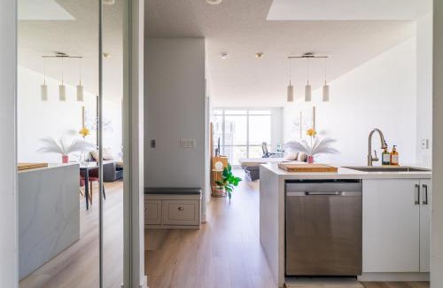 Downtown Toronto Apartment | CN Luxury Suites - Complementary Parking - Save on MONTHLY STAYS