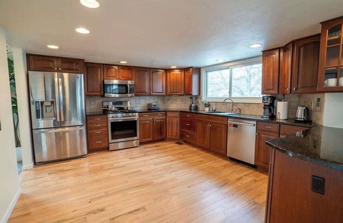 Westminster House | CO7. (House) Hot Tub/Game Room/85" TV/Fast WiFi