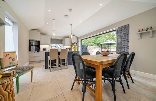 Bury St Edmunds House | Coach House with Hot Tub in Idyllic Bury St Edmunds