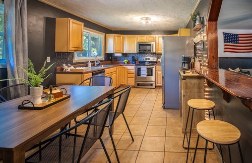 Summerlee House | Coal Miners Casa - Family Friendly - Hot Tub - 5 Miles To NRG National Park