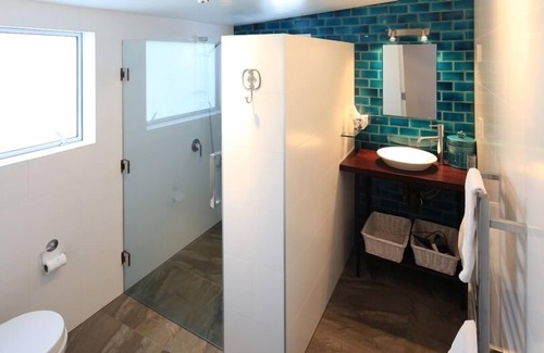 Oneroa House | Coast - panoramic views from large spacious home.
