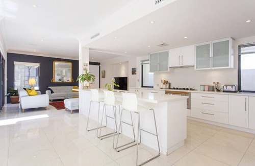 North Coogee Apartment | Coastal Bliss - Family Home Moments from the Beach