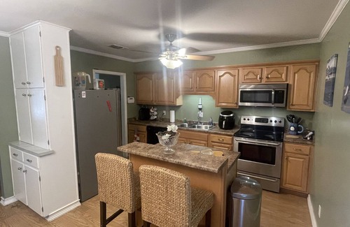 Long Beach House | Coastal Blue. 2 minutes to Gulf of Mexico. Private backyard for BBQ/entertaining