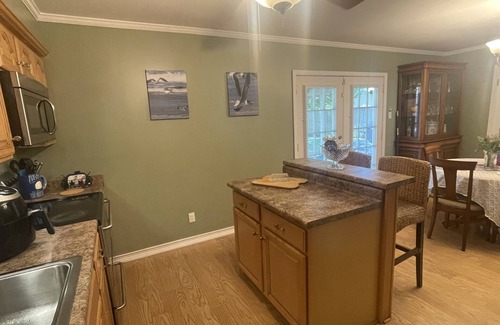 Long Beach House | Coastal Blue. 2 minutes to Gulf of Mexico. Private backyard for BBQ/entertaining