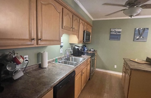 Long Beach House | Coastal Blue. 2 minutes to Gulf of Mexico. Private backyard for BBQ/entertaining