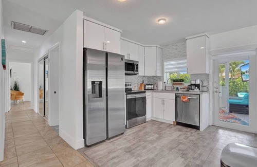 Pembroke Pines House | Coastal Breeze Retreat with Heated Pool