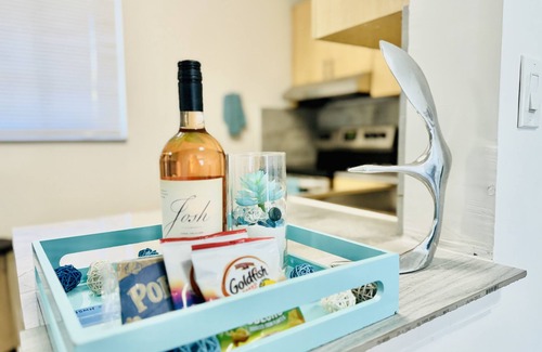 Eastern Shores Apartment | Coastal Charm: Waterfront, Free Parking, walk to the beach