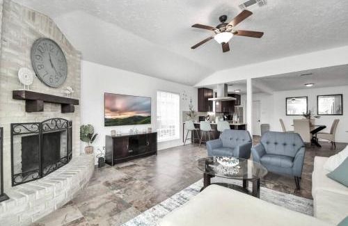 League City House | Coastal Comfort Moments from the Boardwalk with Gated Boat Parking