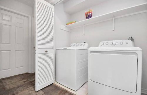 League City House | Coastal Comfort Moments from the Boardwalk with Gated Boat Parking