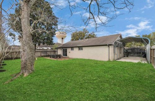 League City House | Coastal Comfort Moments from the Boardwalk with Gated Boat Parking