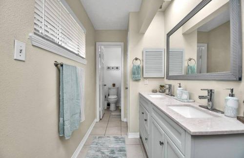 League City House | Coastal Comfort Moments from the Boardwalk with Gated Boat Parking