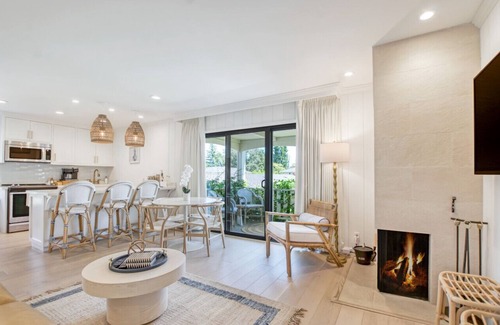 Napa Condo | Coastal Condo by Pool: King Bed, Balcony, Kitchen