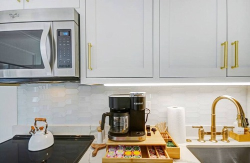 Napa Condo | Coastal Condo by Pool: King Bed, Balcony, Kitchen