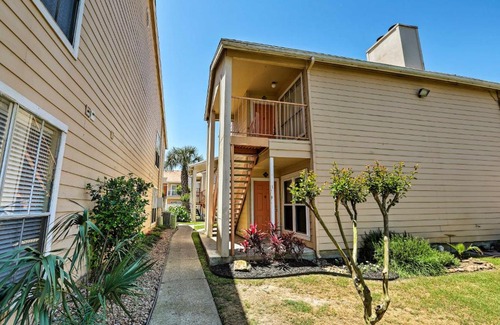 Galveston Apartment | Coastal Condo with Resort Amenities 3 Min to Beach!