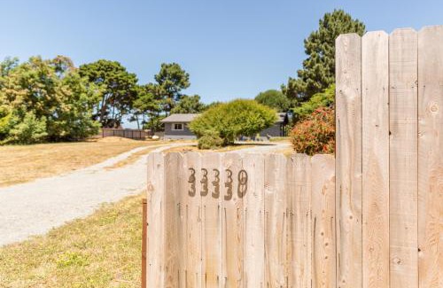 Fort Bragg House | Coastal Conifer Hideaway