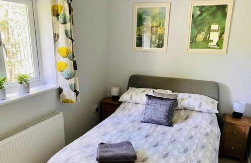 New Forest District Cottage | Coastal cottage, perfect for dog walkers and couples. 4.9 stars on Airbnb!