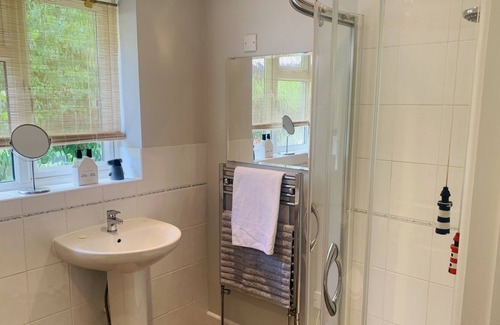 New Forest District Cottage | Coastal cottage, perfect for dog walkers and couples. 4.9 stars on Airbnb!