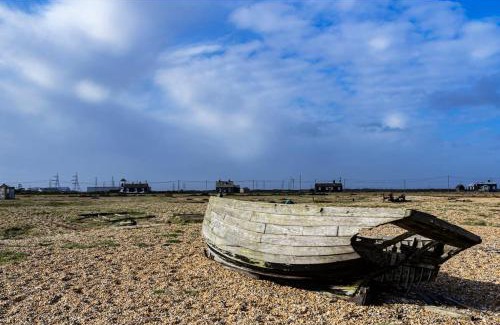 New Romney House | Coastal Courtyard with Hot Tub, Greatstone