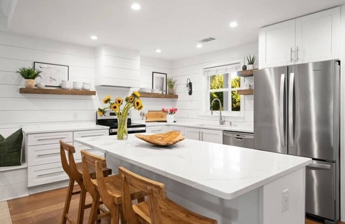 East Beach House | Coastal Elegance- 2 blocks to beach on Ocean Blvd w/bikes
