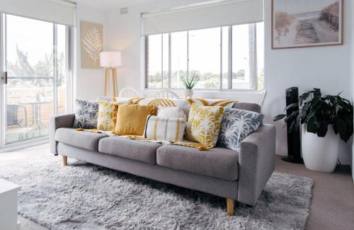 Dee Why Apartment | Coastal getaway, tropical palms in Dee Why