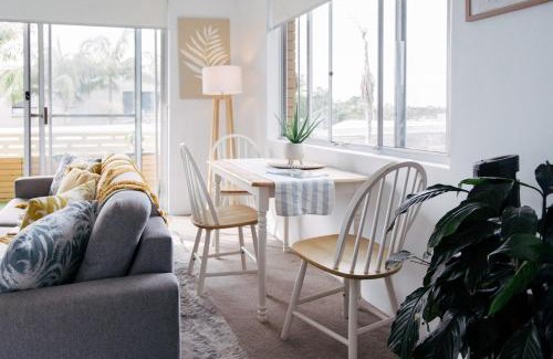 Dee Why Apartment | Coastal getaway, tropical palms in Dee Why