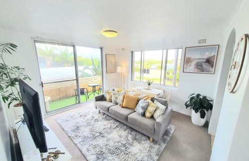 Dee Why Apartment | Coastal getaway, tropical palms in Dee Why