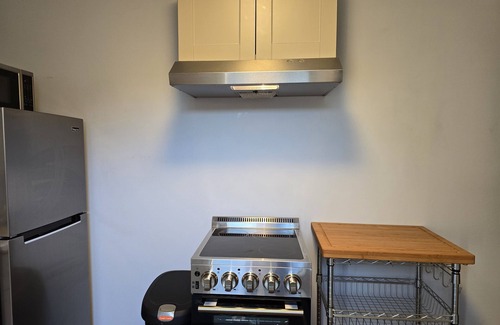 Pensacola Apartment | Coastal King Ste 3.2 mi to Pcola Bch