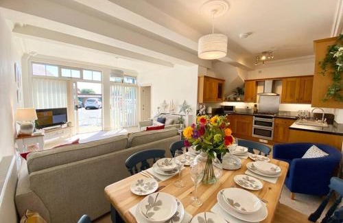 Felixstowe House | Coastal Mews House close to Beach