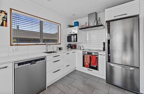 Papamoa Beach House | Coastal Oasis - Papamoa Beach Holiday Home
